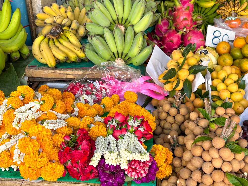 Bagnkok Thailand fruit and flower stand